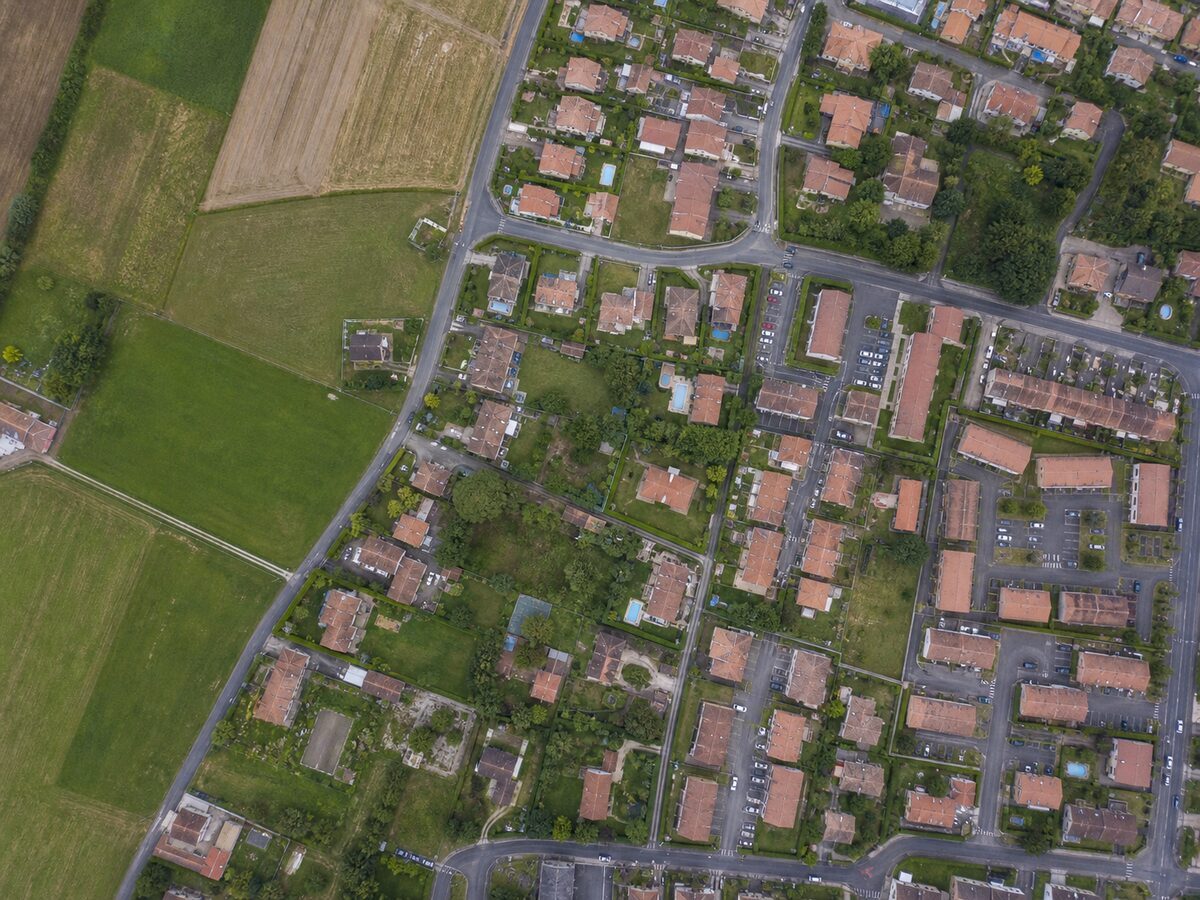 Parcelles bâties et champs vus à la verticale en bordure de ville